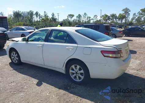 2010 Toyota Camry Le z USA, uszkodzony, nr VIN 4T1BF3EK1AU575989